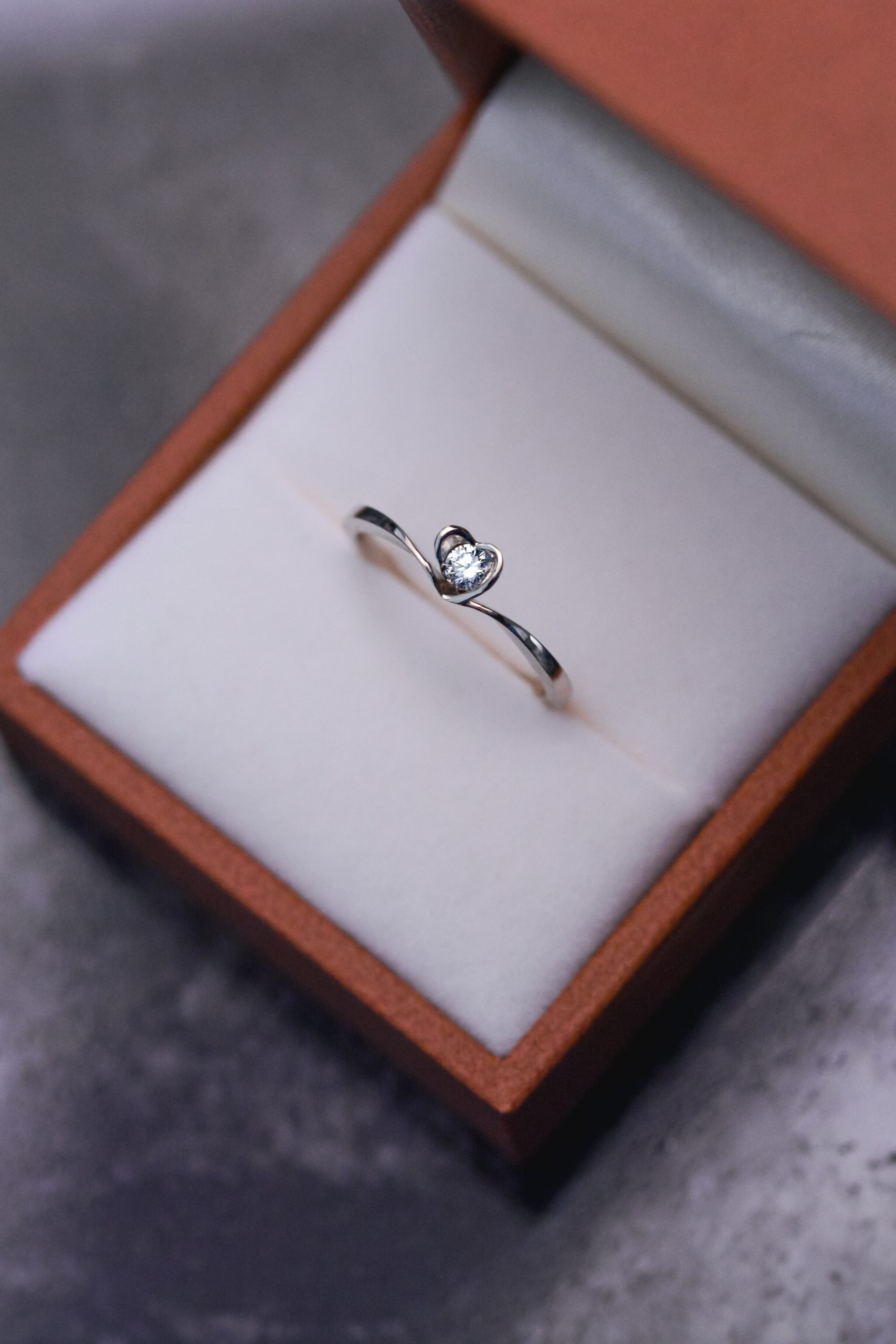 Twardość i Blask: Sekrety Niewzruszonej Natury Diamentu – Diamond Expert